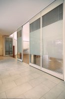 Decorglas mit Einpunktaufhängung